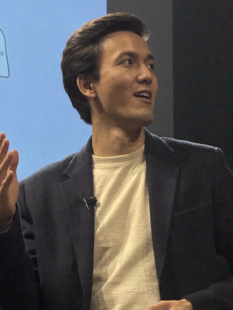 Selim Ataballyev, mid-sentence during a talk